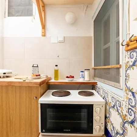 Ariadne's Small Labyrinth House *