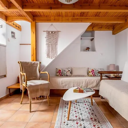 Ariadne's Small Labyrinth House